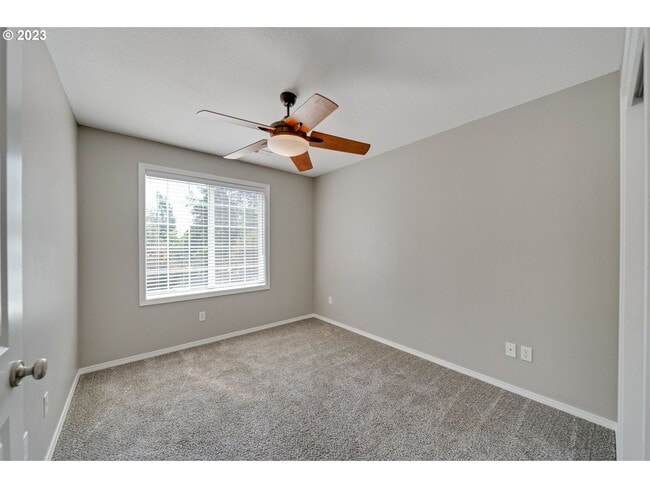 Building Photo - Stunning townhouse in Canby- 3 bed / 2.5 b...
