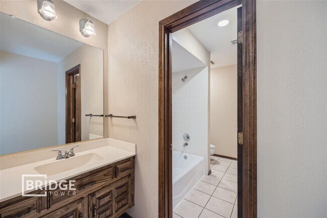 Building Photo - 3005 Saddlehead Dr
