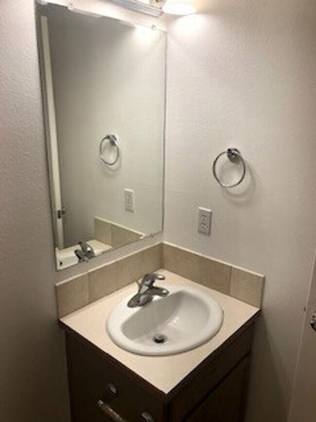 Building Photo - Three Bedroom Home in Albany