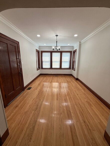 Building Photo - 1542 N Kolin Ave