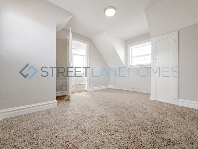 Building Photo - REDUCED!