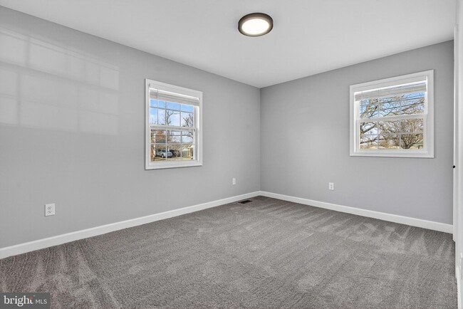 Building Photo - 2403 Kingsway Rd