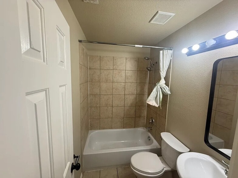 Building Photo - Room in Townhome on Oceanside Dr