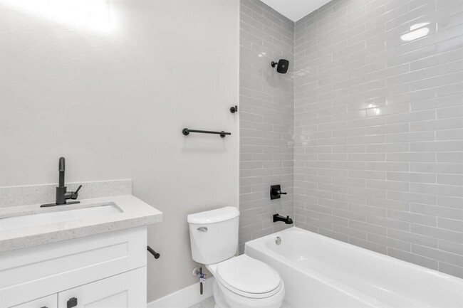 Building Photo - 819 E 40th St