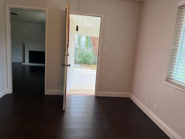 Building Photo - Adorable 3 bedroom 1.5 bath home garden setting