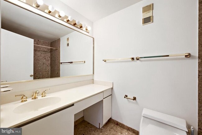 Building Photo - 250 S President St