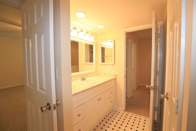 Building Photo - COMING SOON:2 bedroom townhome in Uptown Charlotte!