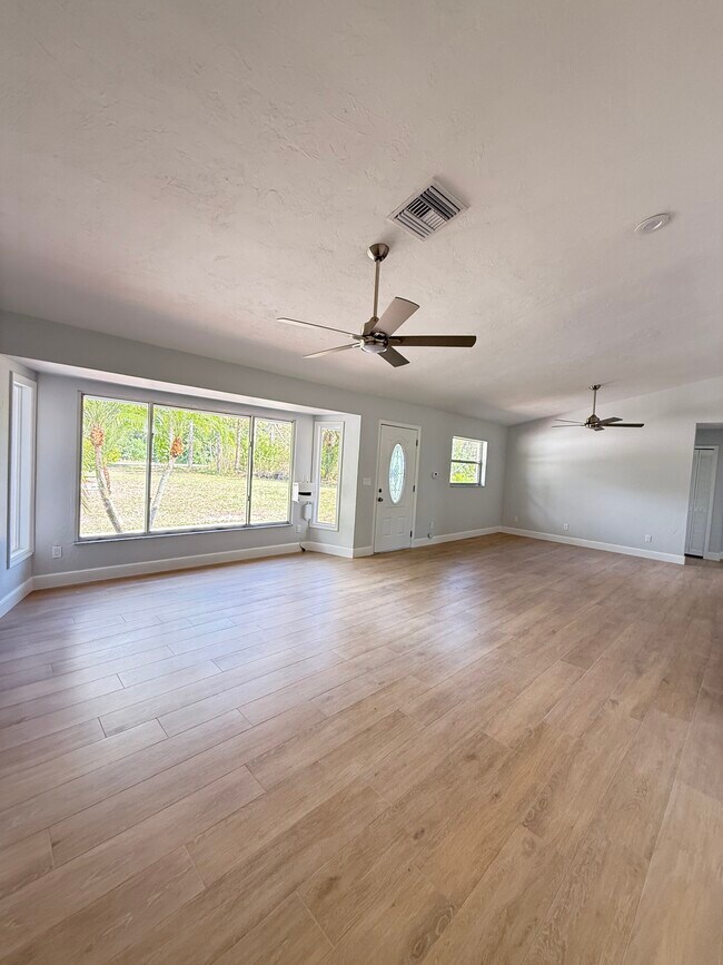 Building Photo - 25356 Pinson Dr