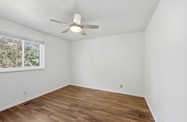 Building Photo - 12 E 500 S
