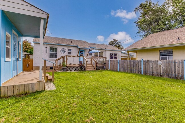 Building Photo - Adorable Navy Point Cottage!