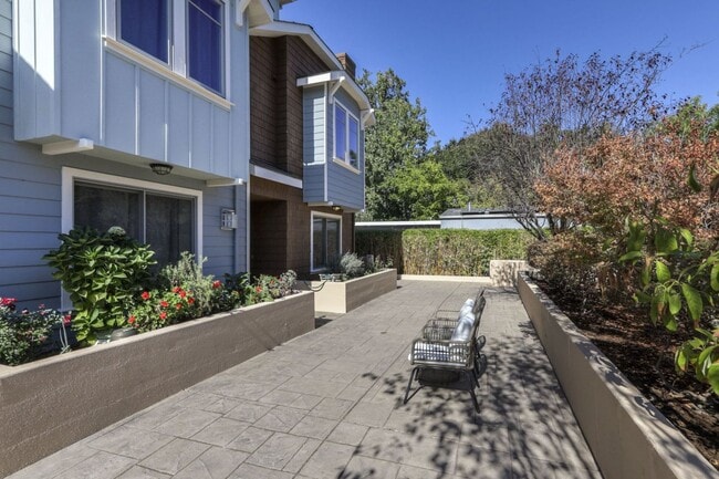 Building Photo - Open and Bright 2 bed/ 1.5 bath town-home ...