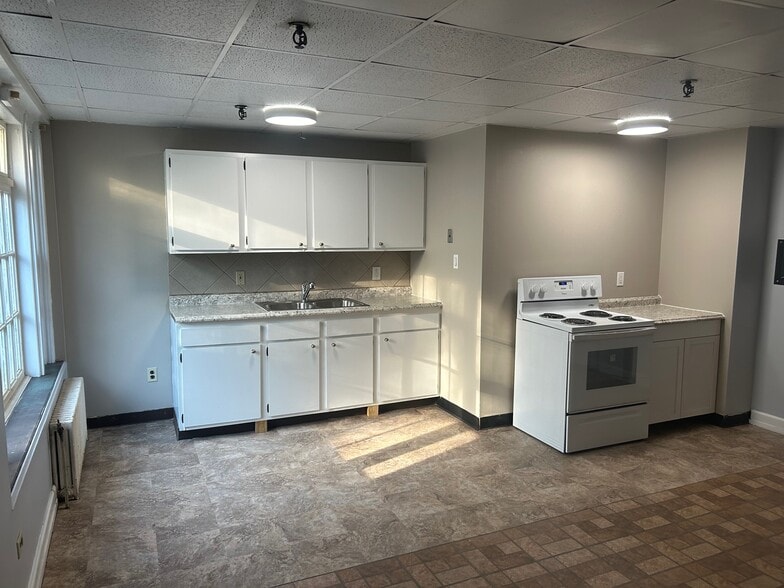 Building Photo - 40 Academy St