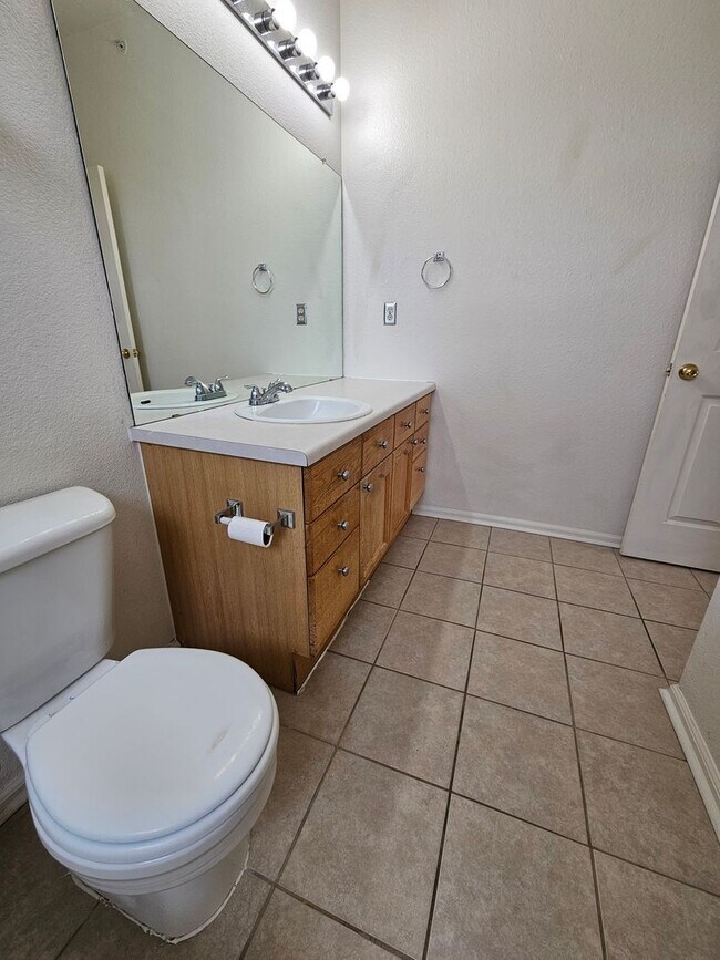 Building Photo - Awesome Aurora Top Floor 2 Bed 2 Bath Cond...
