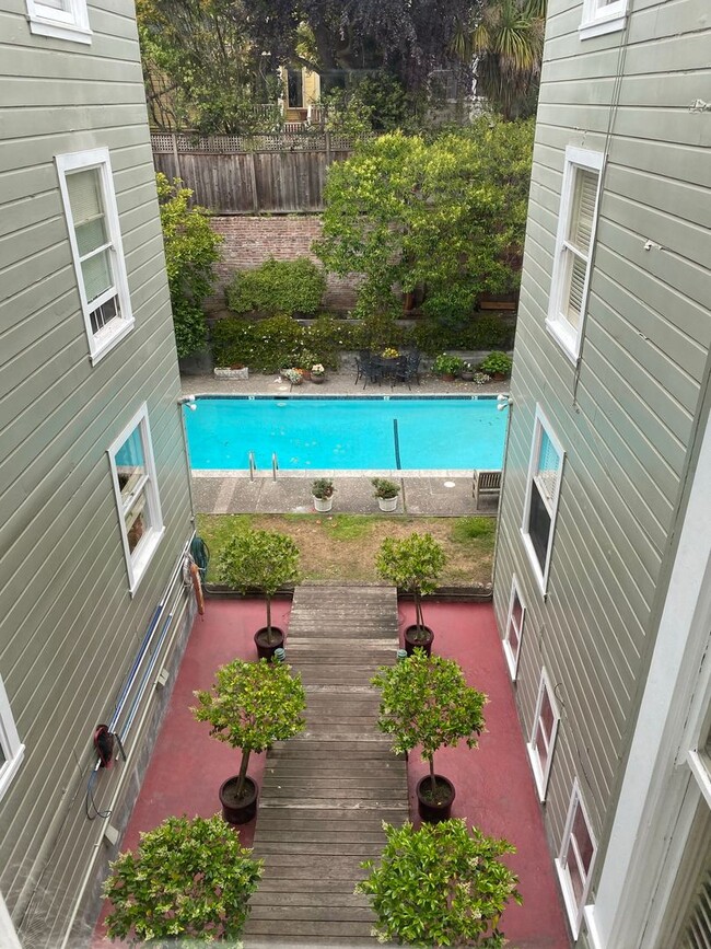 Building Photo - 1BR/1BA Penthouse Level Pacific Heights St...