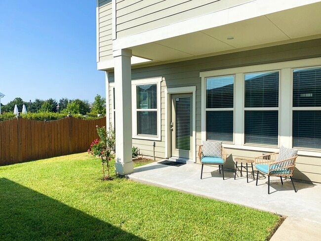 Building Photo - 16910 Canosa Dr