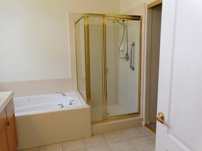 Building Photo - 5215 Vía Amore