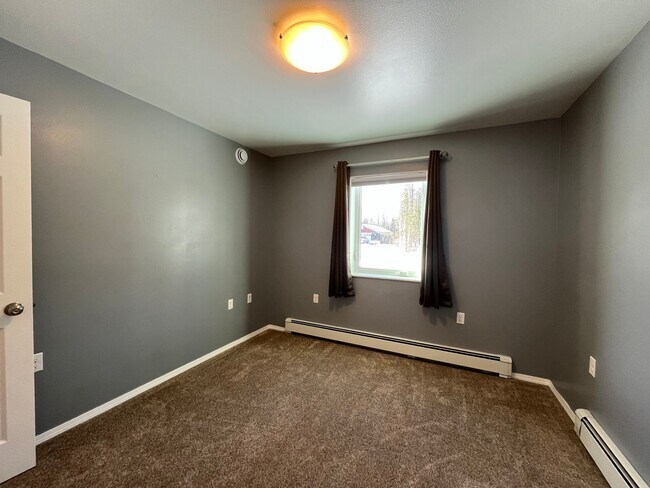 Building Photo - Newer, energy efficient, pet friendly home...