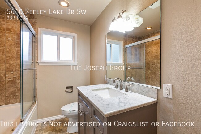Building Photo - Beautifully updated 3 bed/2 bath in Lakewood!