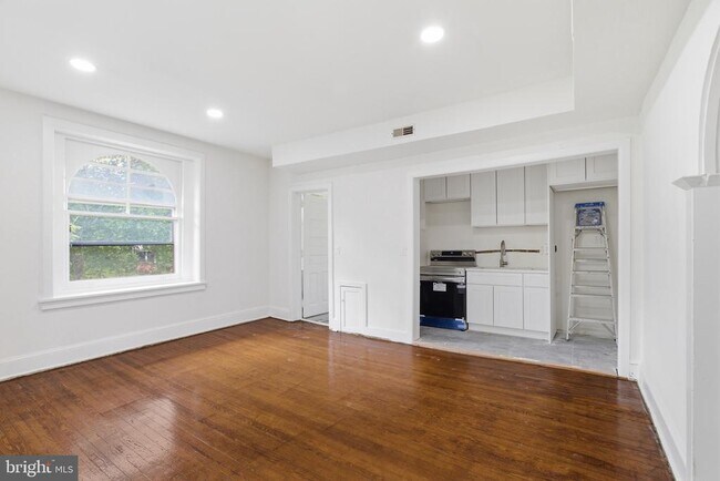 Building Photo - 5939 Drexel Rd