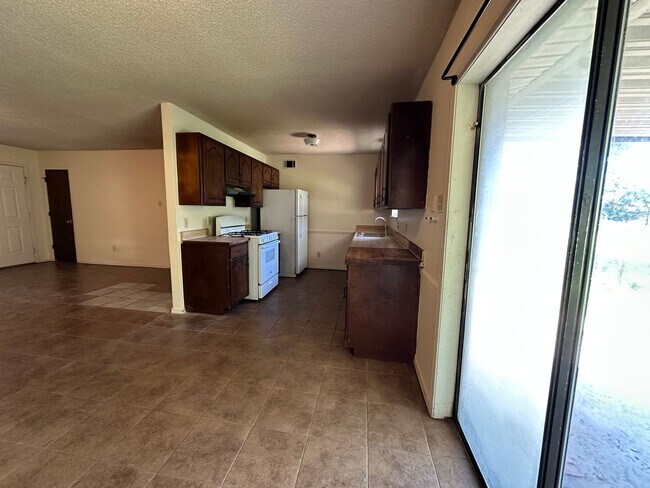 Building Photo - Introducing a charming 3-bedroom, 1.5 bath...
