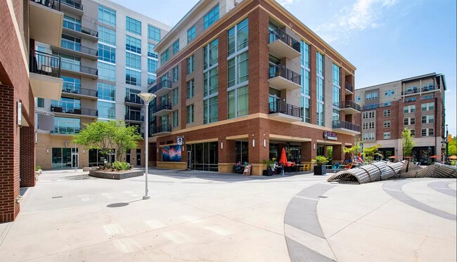 Building Courtyard - 140 W Franklin St