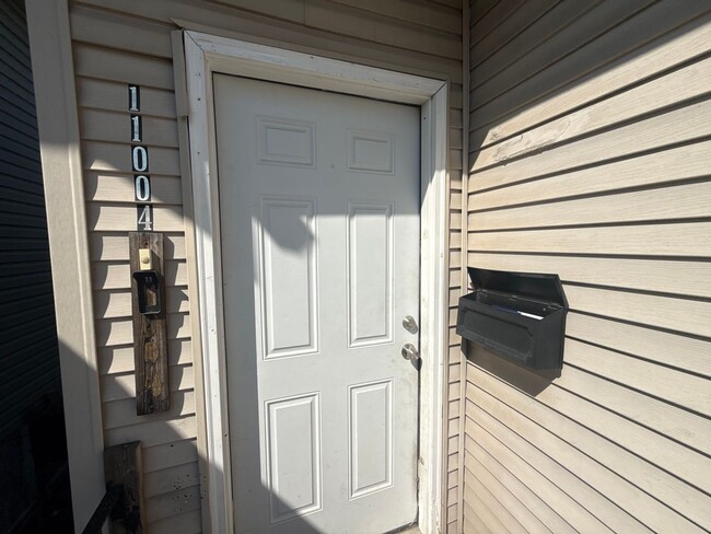 Building Photo - Available Now - Single Family House 5 Bedroom 2 Bath located in Roseland Area