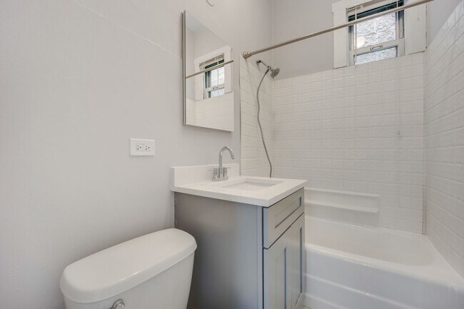 Building Photo - 1346 W Webster Ave