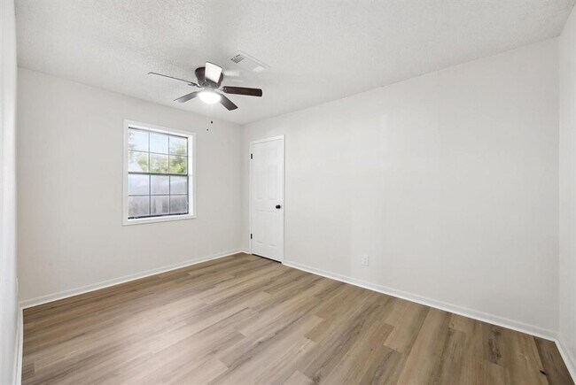 Building Photo - 1201 E Alamo St