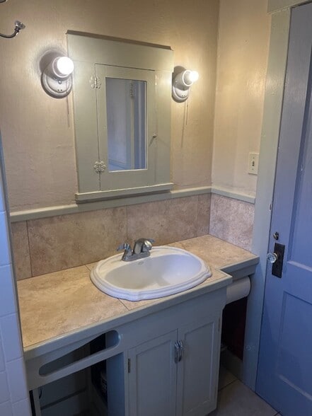 Building Photo - 831 E Platte Ave