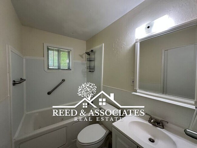 Building Photo - Cozy Collierville Home!!!