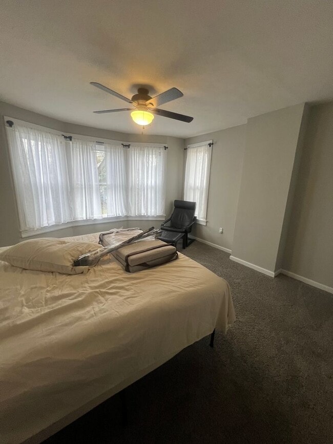 Building Photo - **Hawthorne Place** Pet Friendly 5 Large Bedrooms 2 Full Baths!