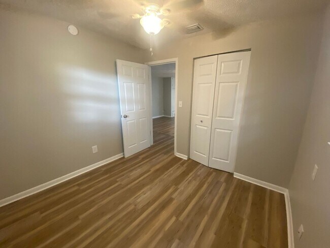 Building Photo - Cozy Duplex Unit Close to Downtown & Massa...