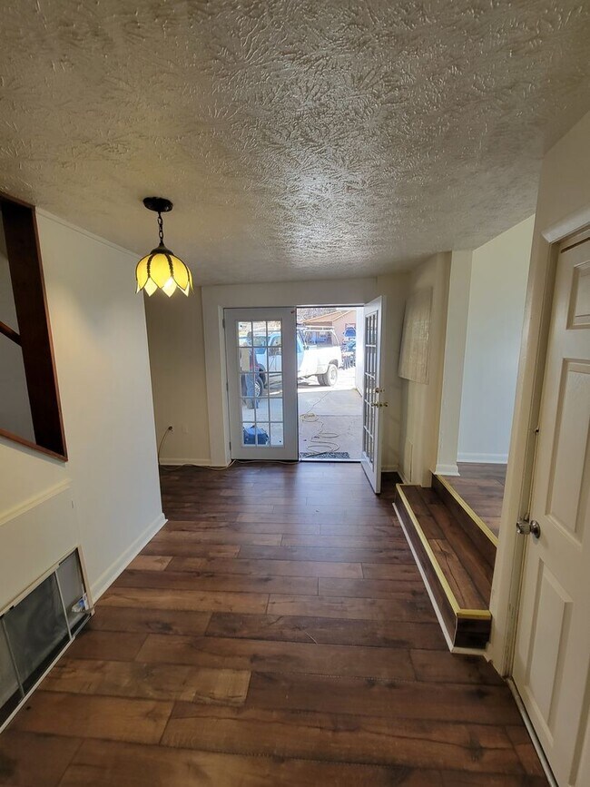 Building Photo - Wonderful spacious country home