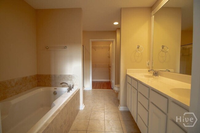 Building Photo - 127 Ventura Pl