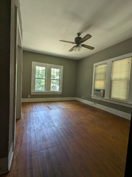 Building Photo - 885 W Long
