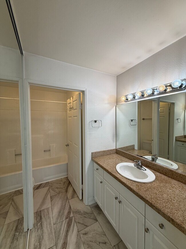 Building Photo - Modern 1BD/1BA Condo at The Met Warner Center! Ready for Move-In!