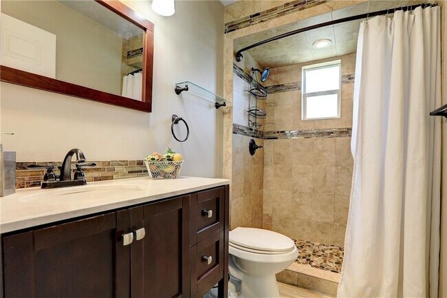 Building Photo - 562 Rolling Hill Dr