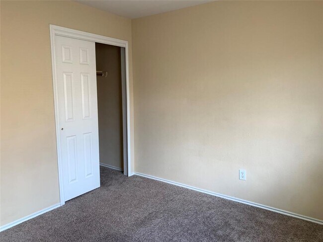 Building Photo - 2338 Green Meadows Ln