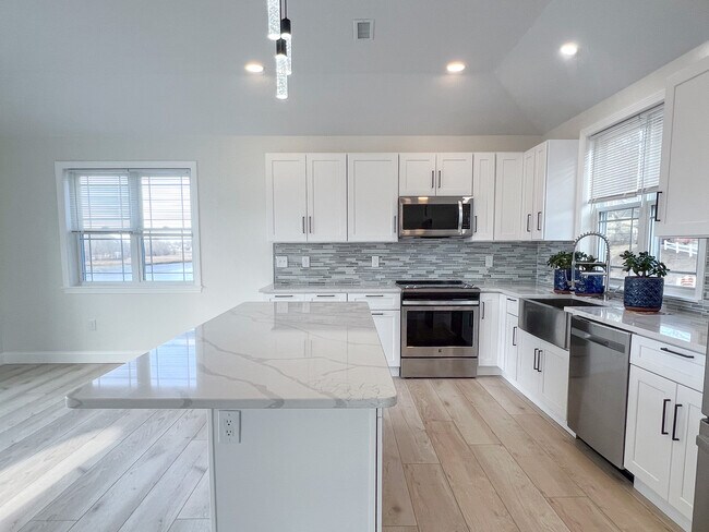 Building Photo - 194 Commercial St