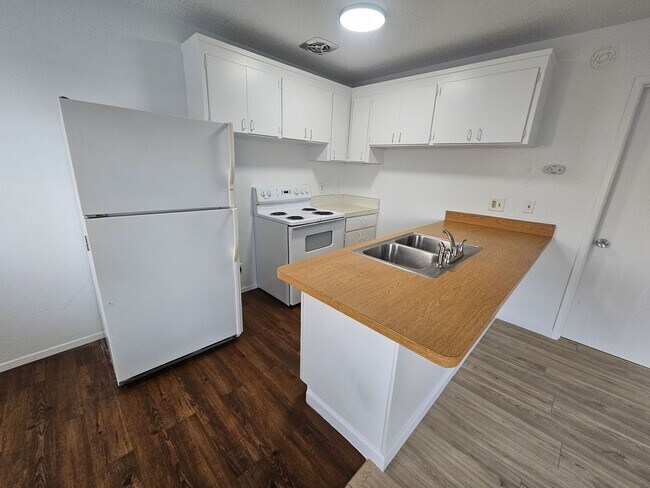 Building Photo - 1 Bedroom 1 Bath Triplex Unit in Los Molinos!