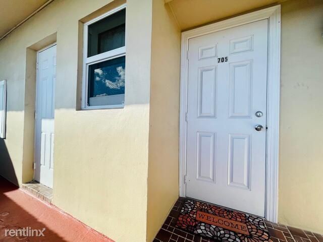 Building Photo - 3 br, 2 bath House - 1101 Crystal Lake Dr ...