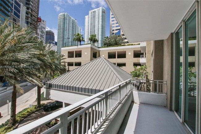 Building Photo - 1111 Brickell Bay Dr