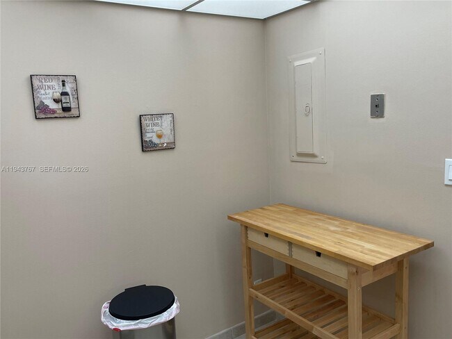 Building Photo - 2625 Collins Ave