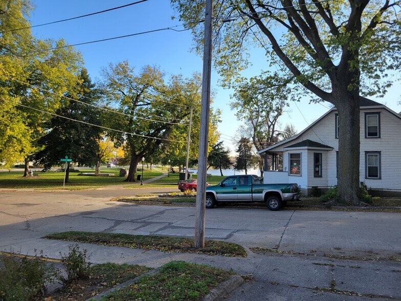 View of park and lake - 637 Ruble Ave