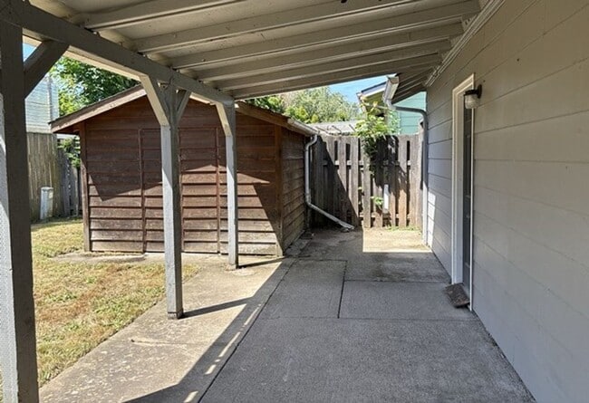 Building Photo - 3Bd/2Ba Single Story House - Available to View!