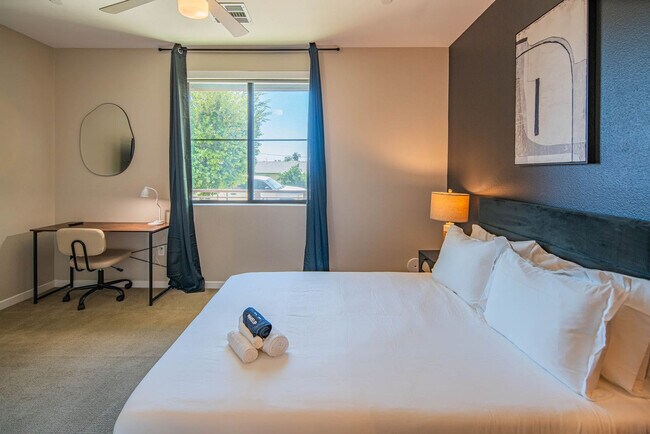 Building Photo - 777 E Stella Ln