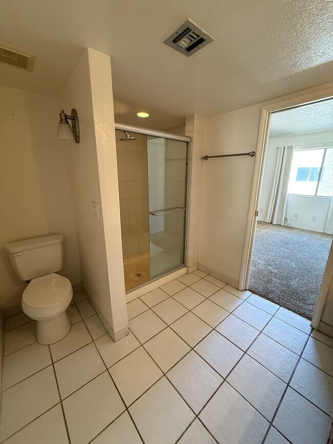 Building Photo - Town Home For Rent