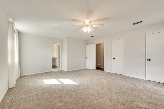 Building Photo - Overton Park Duplex!