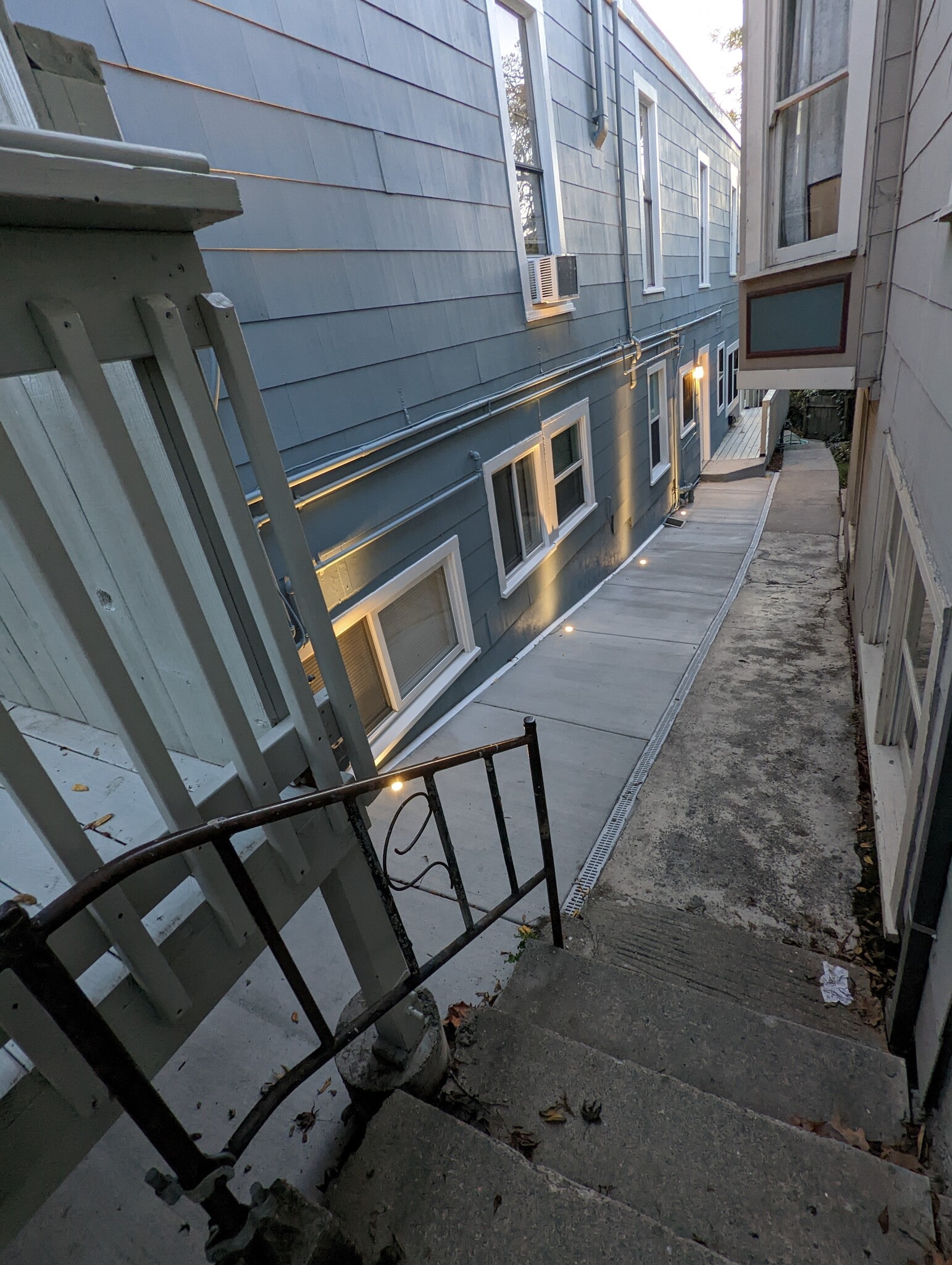 Building Photo - 121 Santa Fe Ave
