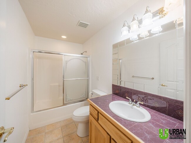 Building Photo - Spacious Glenrose Retreat | 3 Bed + Shop + Private Wooded Setting